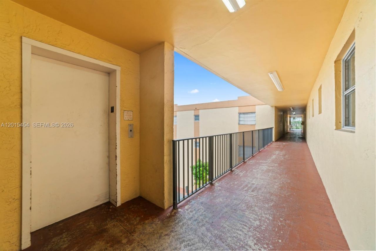 525 W 69th St , Unit 306, Hialeah, FL 33014 Photo