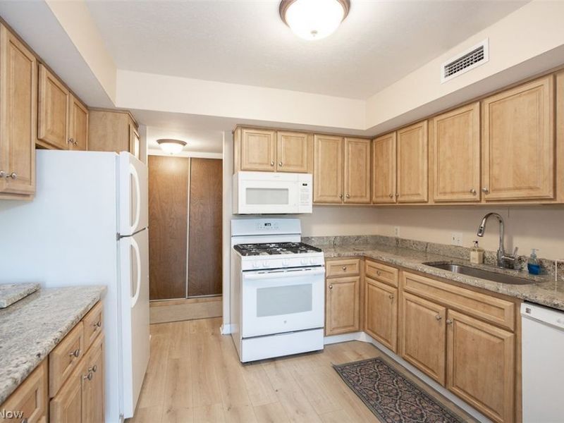 1105 Canyon View Road, Unit 204, Sagamore Hills, OH 44067 Photo 6