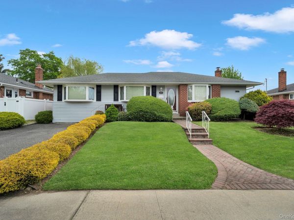 393 COLERIDGE , Levittown, NY 11756