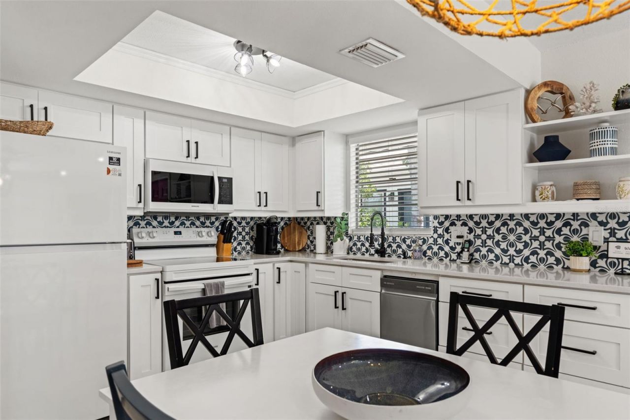8106 Gulf Drive, Holmes Beach, FL 34217 Photo
