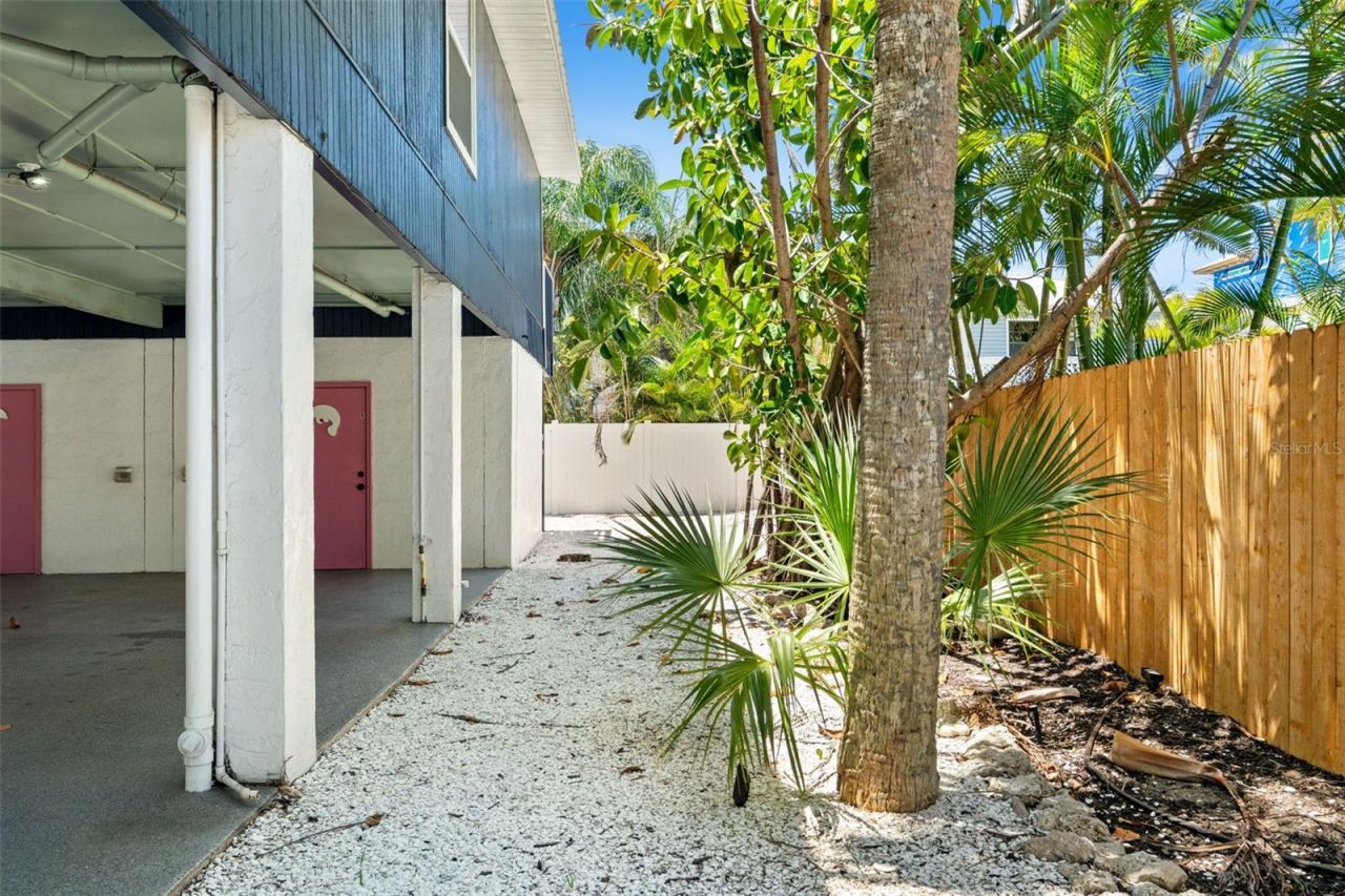 8106 Gulf Drive, Holmes Beach, FL 34217 Photo