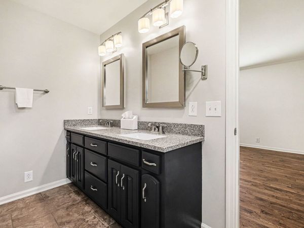 8525 Old Harding Ln, Nashville, TN 37221