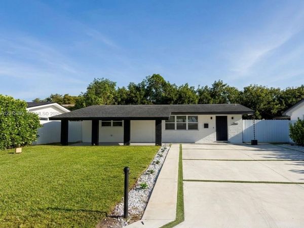 7860 NW 10th St , Pembroke Pines, FL 33024