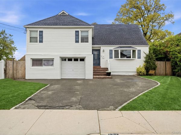 181 Branch Avenue , Freeport, NY 11520