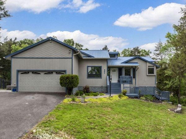 997 Lake Ridge Dr , Dandridge, TN 37725