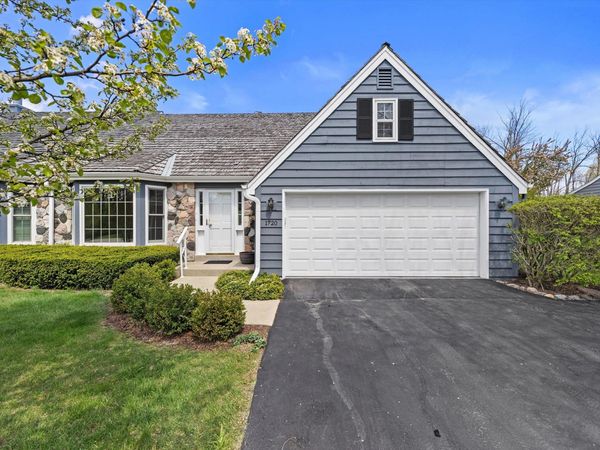 1720 W Bradford Dr, Mequon, WI 53092