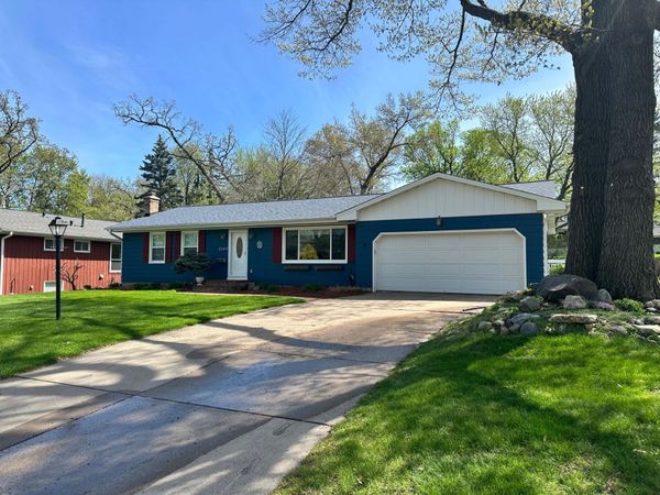 2149 Lamplight Drive, Woodbury, MN 55125