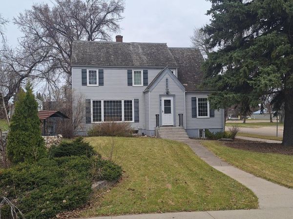 911 Emmerling Avenue, Walhalla, ND 58282