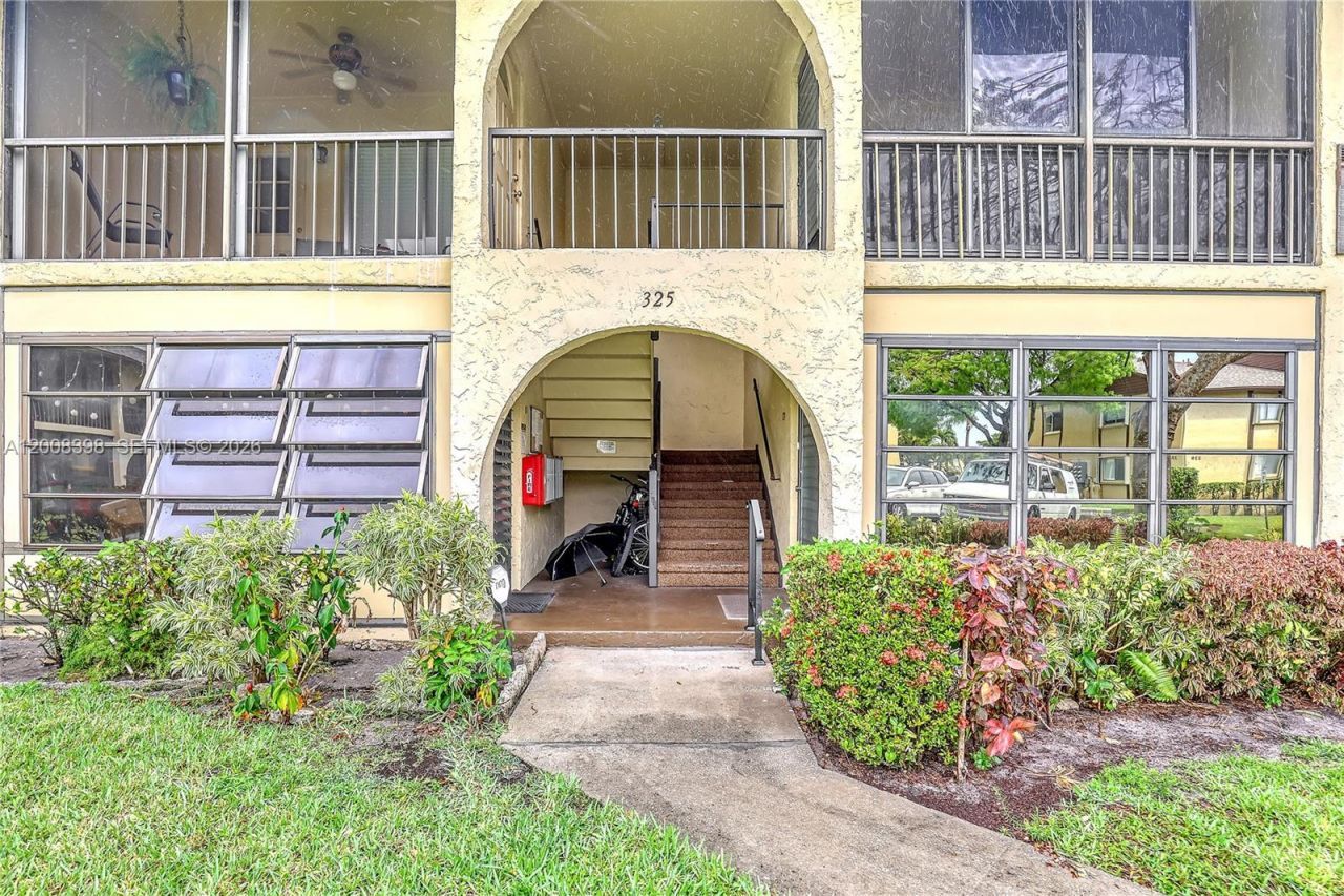 325 Pine Ridge Cir , Unit D-1, Greenacres, FL 33463 Photo