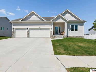 12104 S 107th Avenue , Papillion, NE 68046