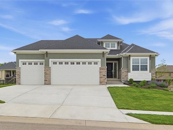 2226 SW Heartland Court, Lee's Summit, MO 64082