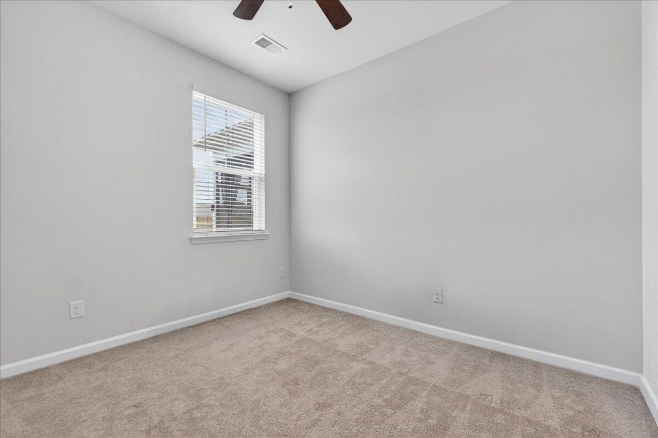 464 Zenith Boulevard Photo 13
