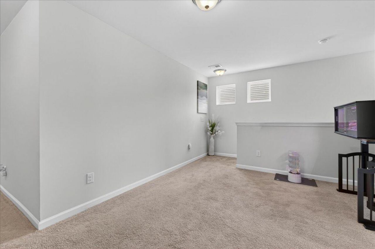 464 Zenith Boulevard Photo 15