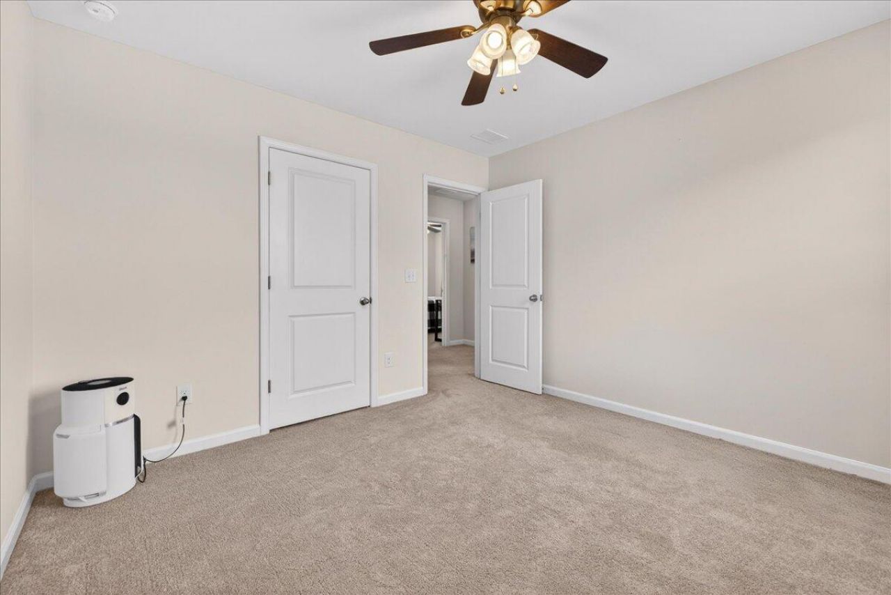 464 Zenith Boulevard Photo 19