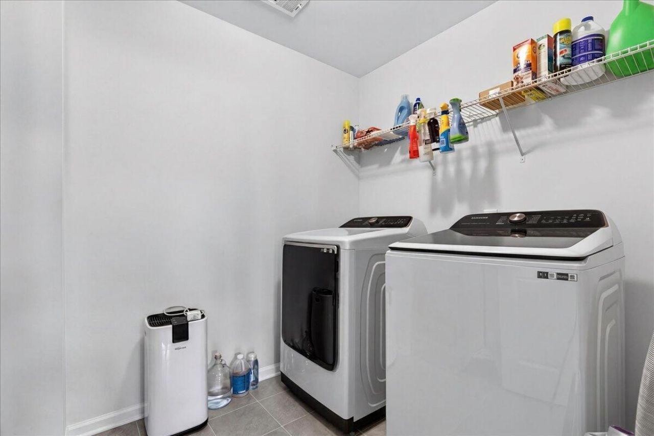 464 Zenith Boulevard Photo 24