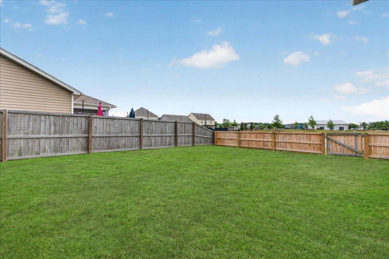 464 Zenith Boulevard Photo 4