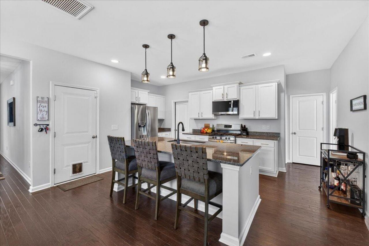 464 Zenith Boulevard Photo 6
