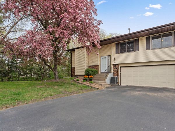 907 Heritage Court W, Vadnais Heights, MN 55127