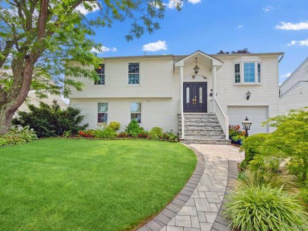 3894 Nancy Lane , Seaford, NY 11783