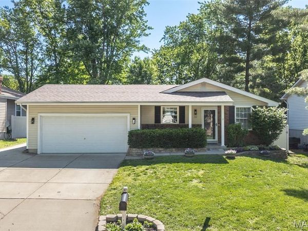 32 Oak Knoll Drive, St Peters, MO 63376