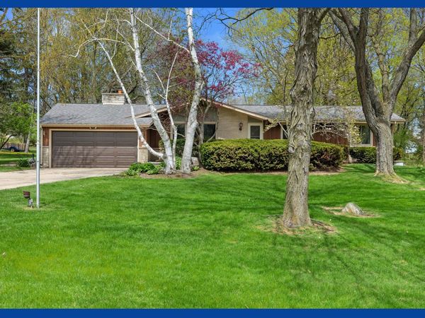 1135 Country Highlands Dr, Richfield, WI 53033