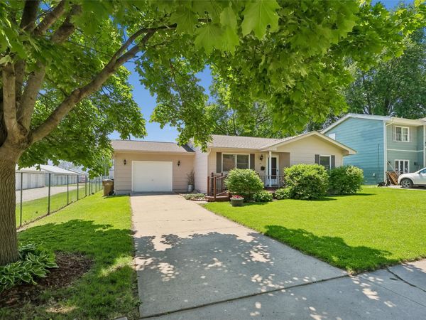 25 Elm Street, Carlisle, IA 50047