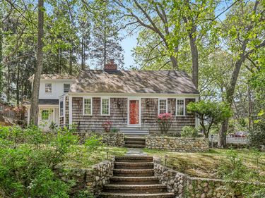 16 Valley Road, Stony Brook, NY 11790