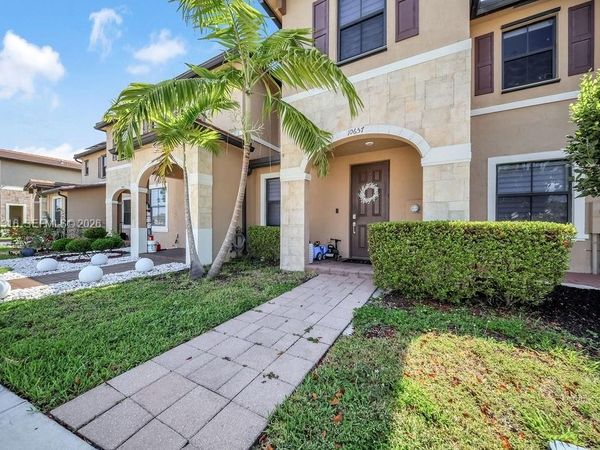 10657 W 32nd Ln , Hialeah, FL 33018