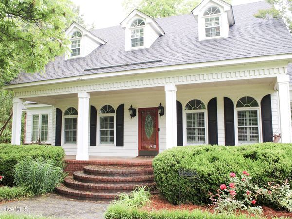 609 Robeson Avenue, Lake Waccamaw, NC 28450