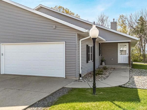 200 PRAIRIE VIEW COURT, Waupaca, WI 54981