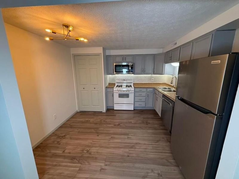1561 Jennifer Court, Unit D, Columbus, OH 43232 Photo 5