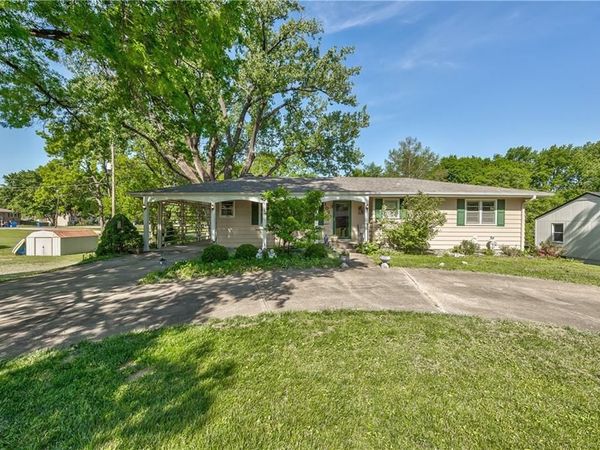 1020 S Delaware Street, Tonganoxie, KS 66086