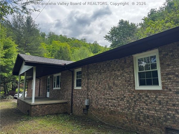 60 Stollinball Road, Chapmanville, WV 25508