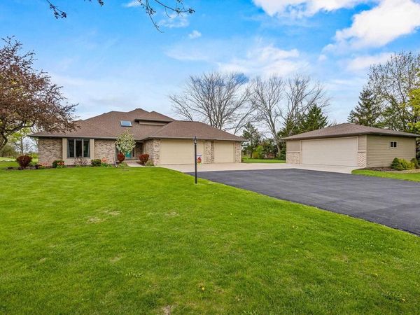 3022 FAIRWINDS DRIVE, Neenah, WI 54956