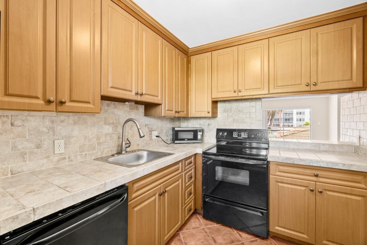 1430 S Lakeside Drive, Unit 22, Lake Worth Beach, FL 33460 Photo
