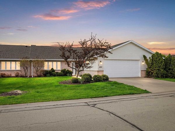 1692 TWIN LAKES CIRCLE, Green Bay, WI 54311