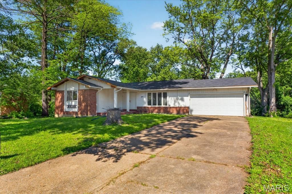 4 Cameo Court , Florissant, MO 63033 Main Photo