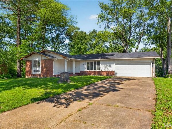 4 Cameo Court , Florissant, MO 63033
