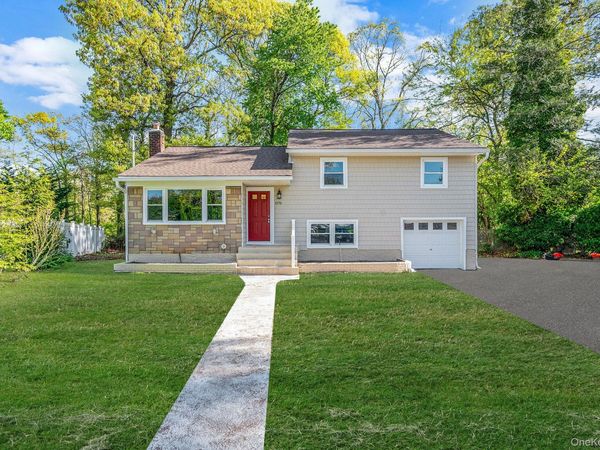 1076 Northgate Court , Uniondale, NY 11553