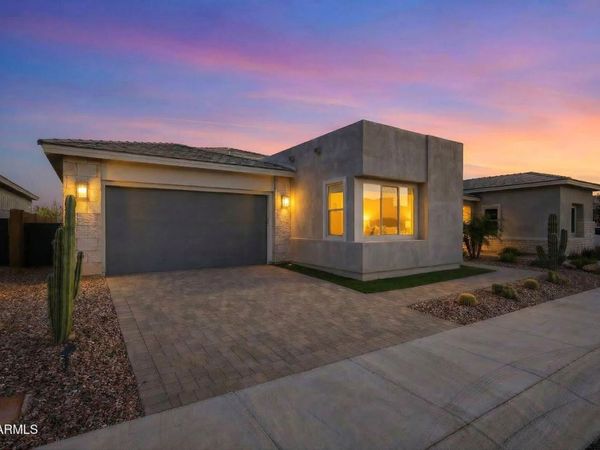 2831 E Robin Lane, Phoenix, AZ 85050
