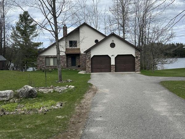 5180 Hiawatha Drive, Cheboygan, MI 49721