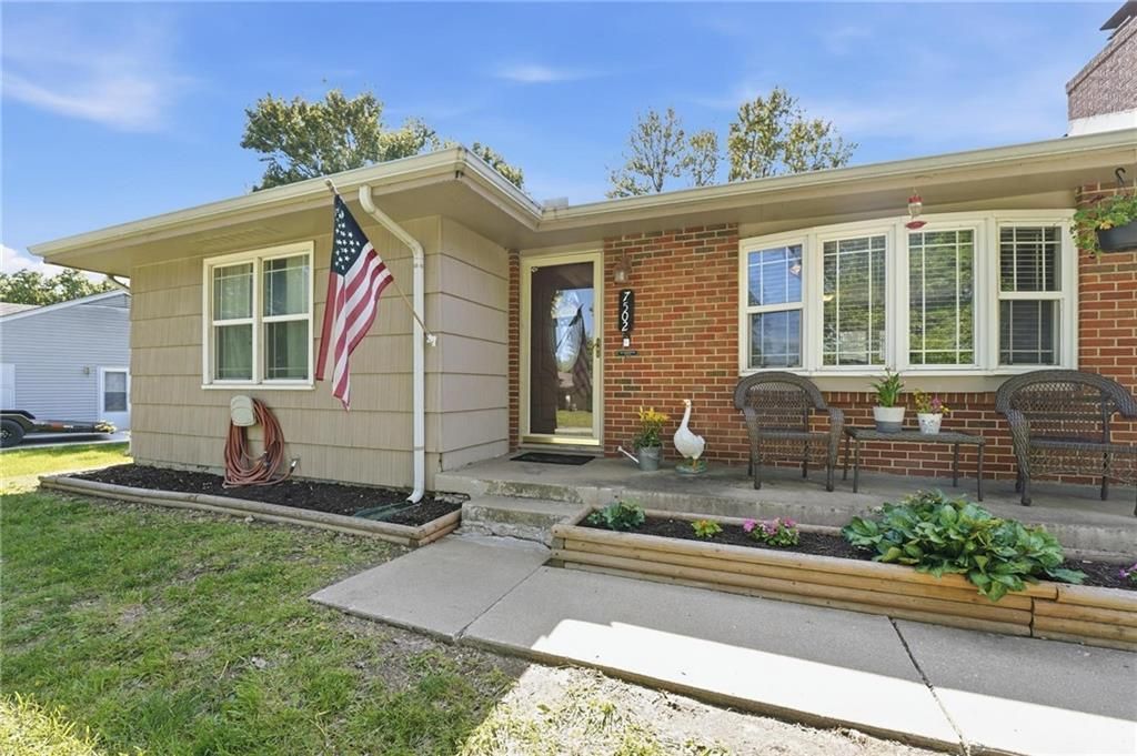 7502 N Wayne Avenue, Gladstone, MO 64118 Main Photo