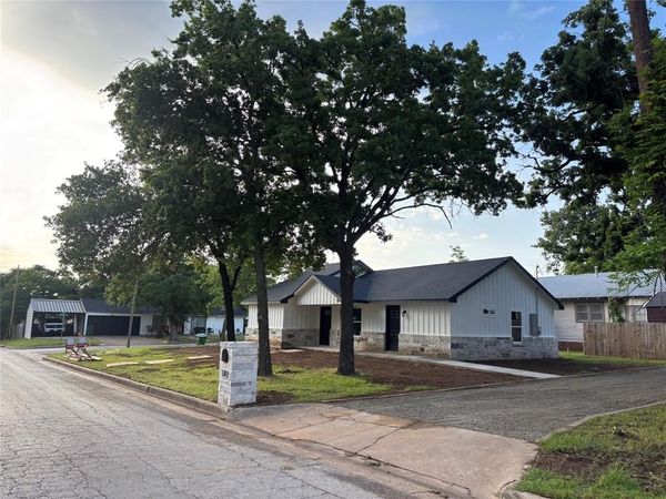 301 NW 23rd Street , Mineral Wells, TX 76067