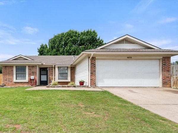 4212 Glen Pines Drive , Arlington, TX 76016