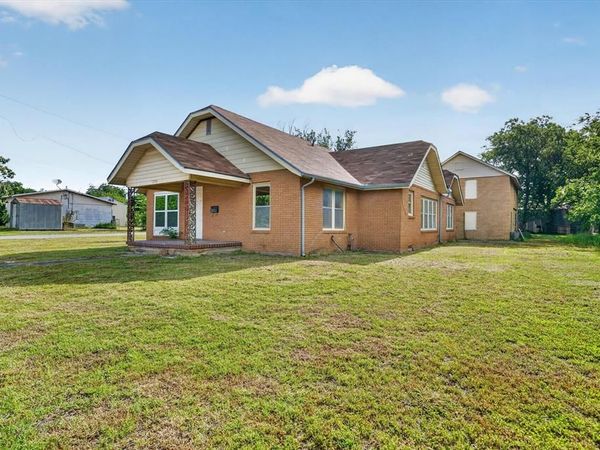 320 N 2nd Street, Jacksboro, TX 76458