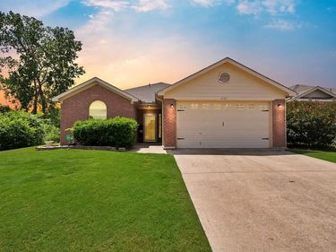 2725 Ensenada Lane , Fort Worth, TX 76108