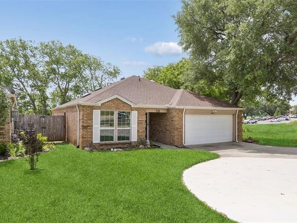 801 Country Club Place , Grand Prairie, TX 75052