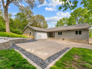 1325 E HWY 22, Muscatine, IA 52761