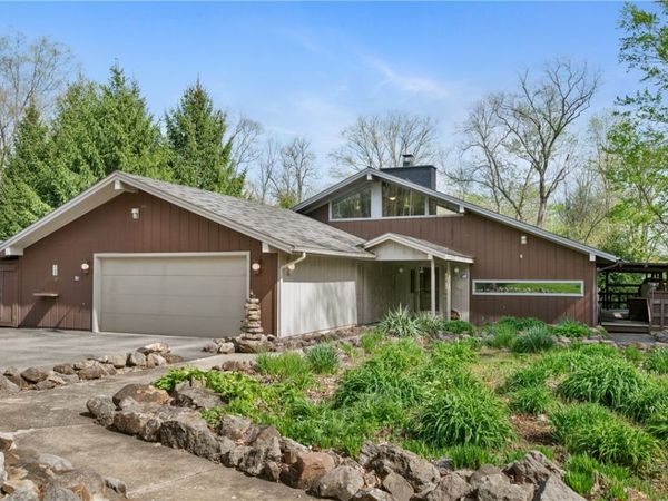 3132 Lake Rd, New Castle, PA 16102