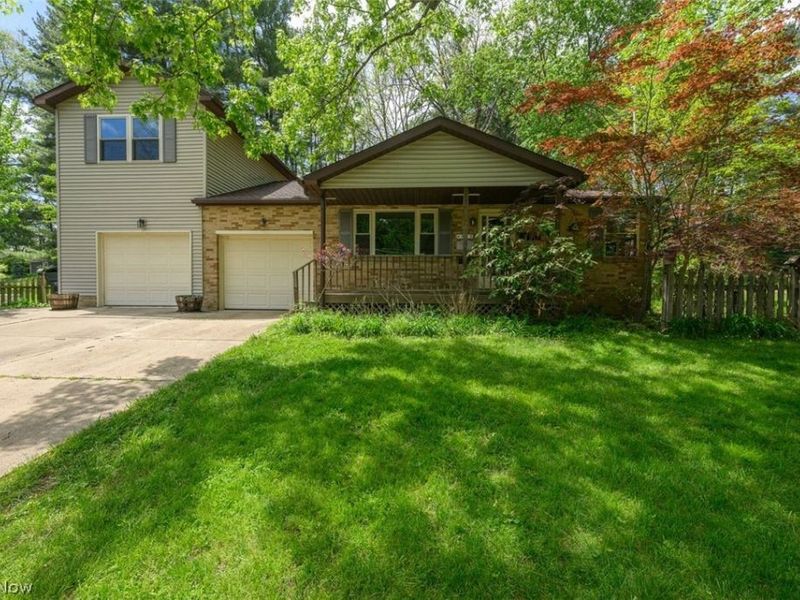 905 Pineview Avenue SE, North Canton, OH 44720 Photo 1